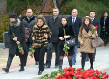 Azerbaijani public visits Alley of Honor to commemorate 12th death anniversary of Heydar Aliyev. Azerbaijan, Dec.12, 2015